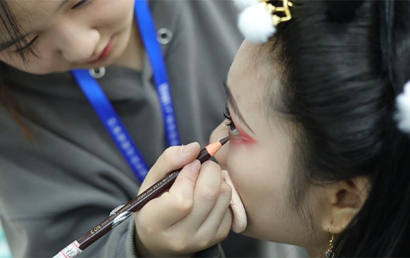 化妆小白画眼线：3个技巧画出自然眼妆