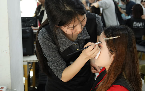 新手画眉攻略：3步画出自然的眉形